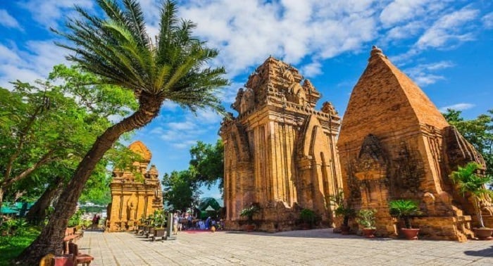Lễ hội Tháp Bà Ponagar tại Nha Trang là sự kiện nổi bật hàng năm thu hút lượng lớn du khách cũng như cư dân địa phương.