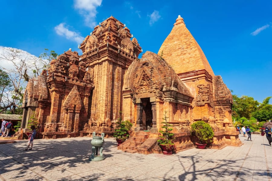 Tháp Bà Ponagar, một kiệt tác kiến trúc Hindu từ thời Champa, nằm yên bình trên một ngọn đồi nhỏ, ngay bên bờ sông Cái