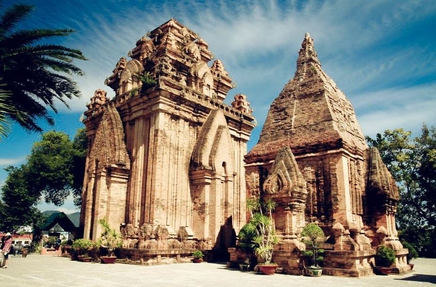 Nghi thức thả hoa đăng tại Tháp Bà Ponagar ở Nha Trang là một phần quan trọng và độc đáo trong nền văn hóa của người Việt