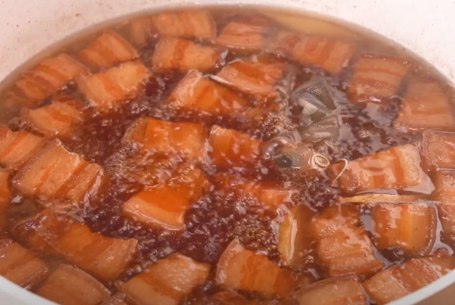 Bạn có thể sử dụng nước dừa, bia hoặc coca để kho thịt. Những loại nước này giúp thịt có hương vị thơm ngon đặc sắc hơn.