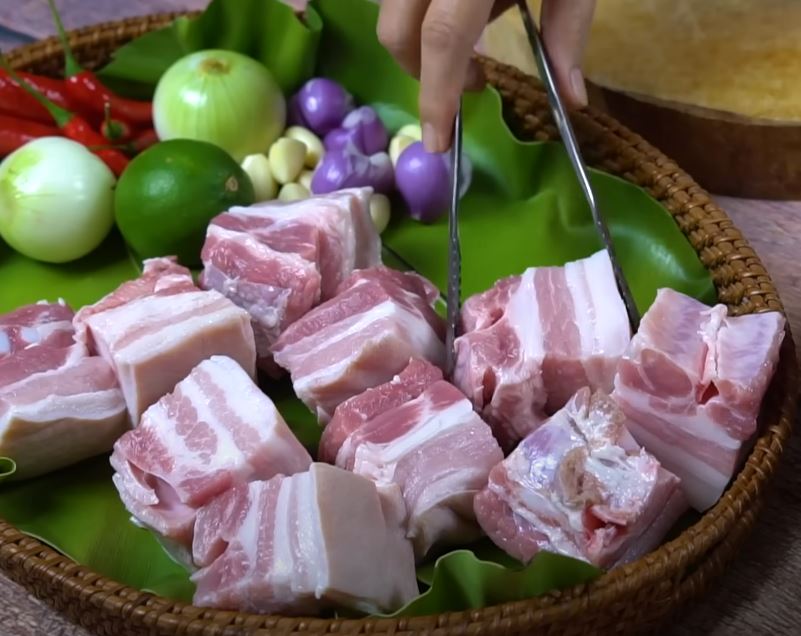 Thái thịt thành miếng vuông vừa ăn.
