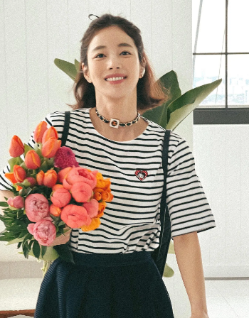 Để mặc đẹp với áo thun kẻ ngang, quý cô trên 40 tuổi hãy kết hợp mẫu áo này cùng quần jeans ống đứng, quần âu.