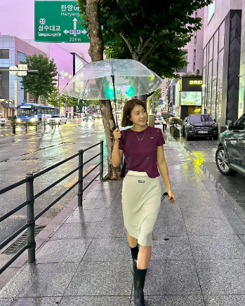Bên cạnh đó, áo thun màu trầm không hề kén da.