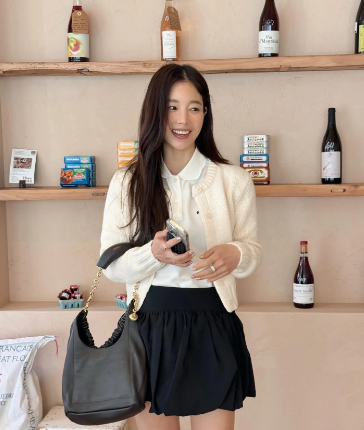 Áo thun cổ bẻ kết hợp được với nhiều món đồ khác nhau để nàng tha hồ biến hóa phong cách. 