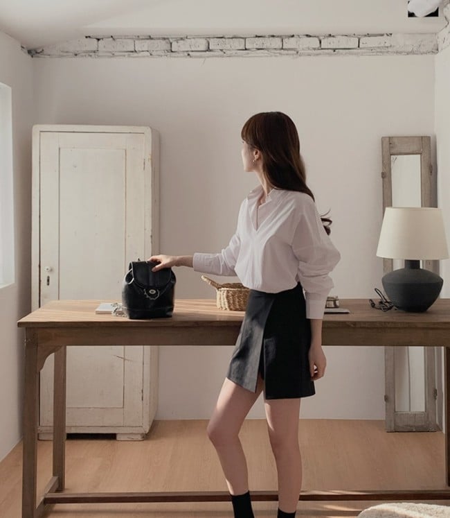 Chân váy cuốn màu đen có thể mix match với đủ loại Shbet999 com đăng nhập, từ sơ mi đến áo thun, từ basic đến điệu đà..