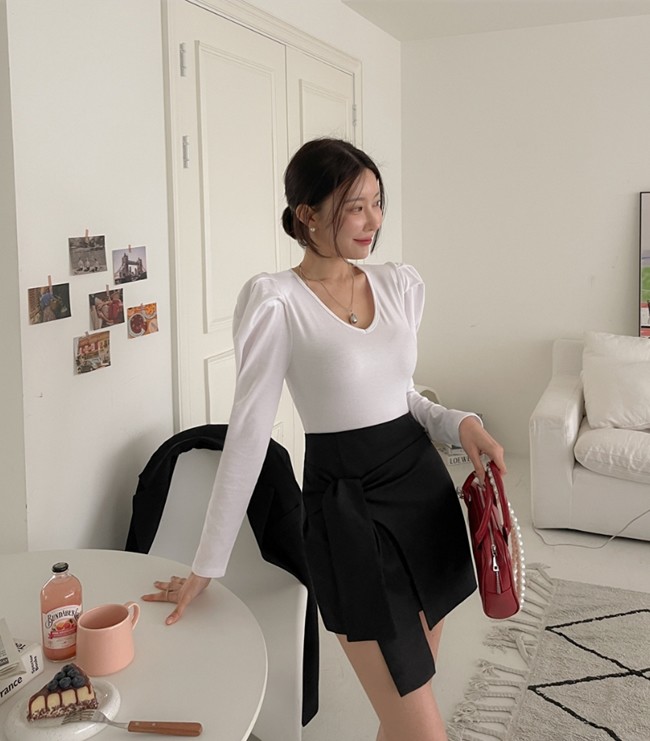 Chiếc nơ thắt ngoài tác dụng làm điệu còn giúp khu vực vòng 3 trông đày đặn, quyến rũ.