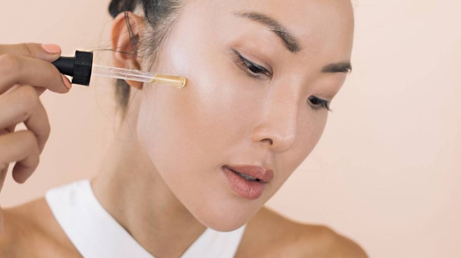 Retinol nên được sử dụng trong quy trình chăm sóc da buổi tối vì hợp chất này nhạy cảm với tia UV, có thể gây kích ứng khi tiếp xúc với ánh nắng mặt trời.    