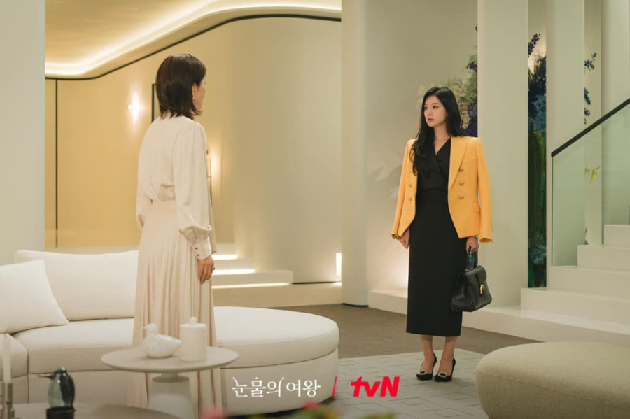 BST giày đa dạng thể loại của Kim Ji Won cũng mang đến cho các chị em công sở nhiều cảm hứng mặc đẹp.