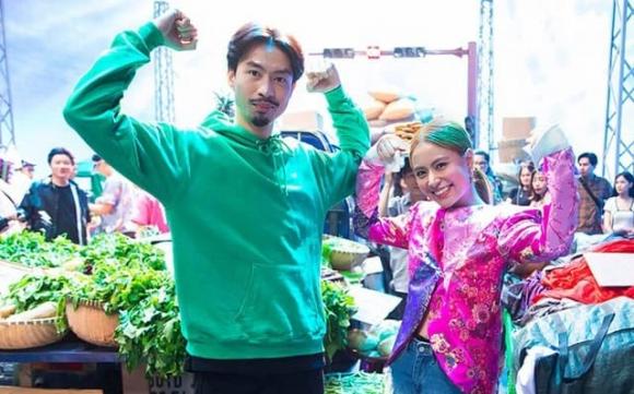 Sáng 1/4, nghi vấn Hoàng Thùy Linh và rapper Đen Vâu hẹn hò khiến dân tình xôn xao. Chia sẻ với Dân trí, một người bạn thân của Hoàng Thùy Linh xác nhận cả hai đang hẹn hò. Họ gặp nhau rồi nảy sinh tình cảm khi cùng làm MV Gieo quẻ. Đen Vâu cũng đã về nhà Hoàng Thùy Linh nhiều lần. Về phía bà Lê Thu Huệ - mẹ nữ ca sĩ Hoàng Thùy Linh, bà chỉ nói ngắn gọn: 