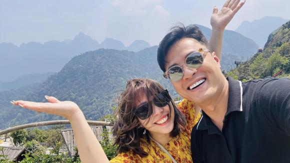 Bà xã Hồng Đăng tình tứ bên chồng.  