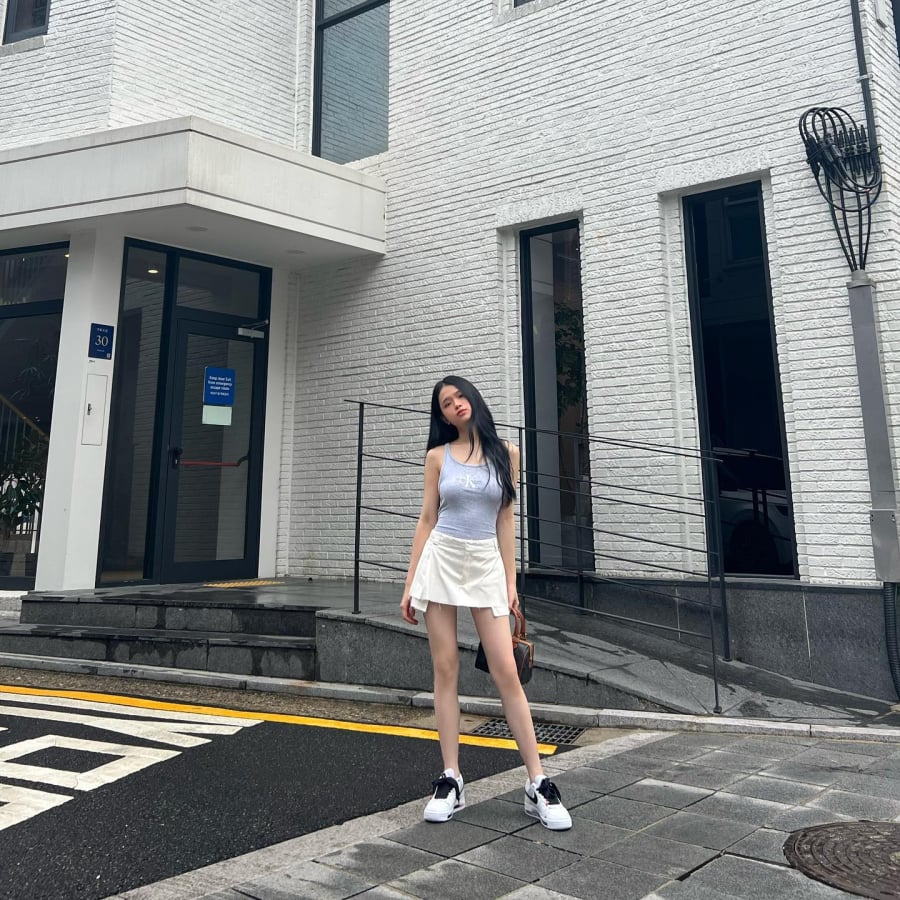 Cô nàng chọn váy ngắn trên đầu gối hay minidress dáng xòe nhẹ nhàng từ eo xuống để hack chiều cao. 