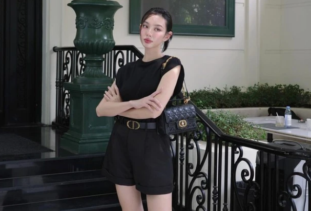 Sự đơn giản và thoải mái của áo sát nách kết hợp với sự trẻ trung và sôi động của quần short, tạo ra một phong cách hoàn hảo cho mọi dịp từ dạo phố đến sự kiện thảm đỏ. Cô nàng khéo chọn  phụ kiện đi kèm. Thắt lưng có cùng tông màu đen đến từ thương hiệu Dior không chỉ làm nổi bật vòng eo thon gọn mà còn thể hiện sự sang trọng và đẳng cấp. Túi xách đi cùng cũng giúp tạo ra một sự đồng điệu sang chảnh.     