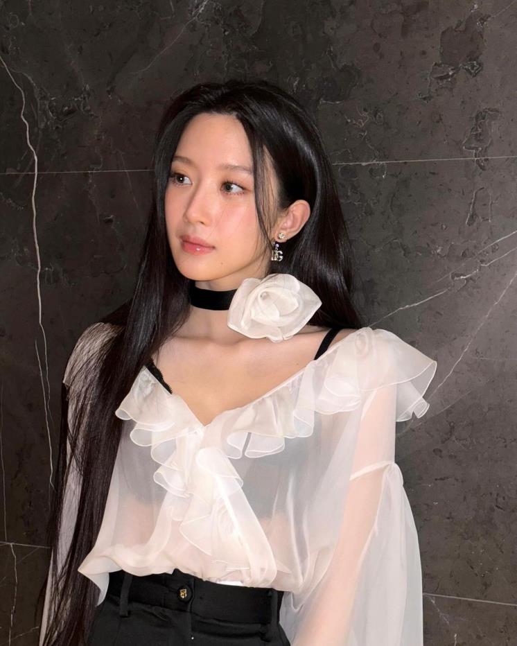 Moon Ga-young chiếm trọn màn hình với vibe “nữ thần mùa Xuân”, khi khoác lên mình chiếc áo cánh trong suốt điểm xuyết diềm xếp nếp tinh tế, và điểm nhấn ấn tượng là chiếc vòng cổ với họa tiết hoa nở rộ.