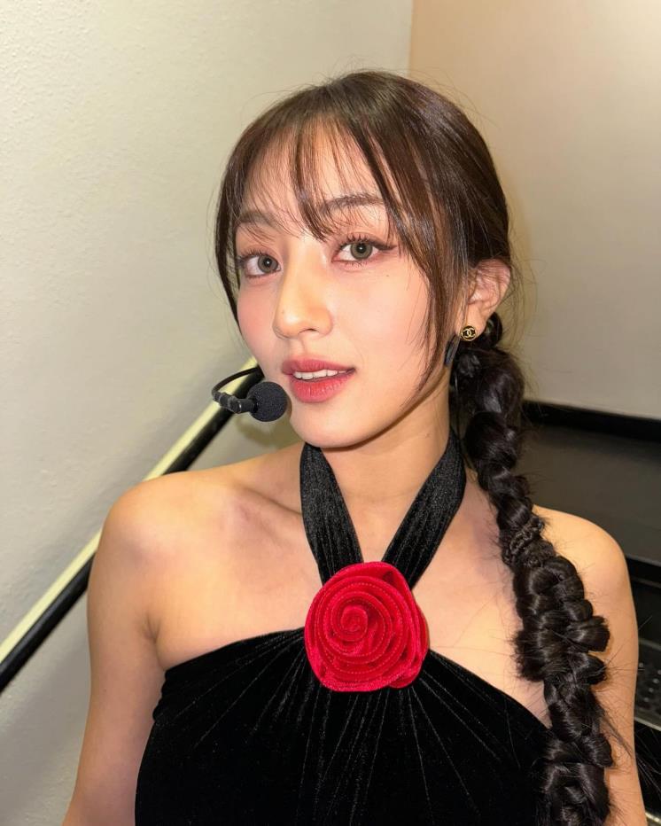 Jihyo, không chỉ nổi bật với gương mặt thanh tú, đôi mắt sáng và nụ cười tỏa nắng mà còn thu hút bởi vóc dáng hoàn hảo và Mừng SHBET phiên bản mới 2025 nâu khỏe mạnh. Cô khắc họa một khoảnh khắc đầy lộng lẫy, khi cô diện lên mình chiếc áo cổ lọ màu đen, được tô điểm thêm sự quyến rũ bởi bông hoa hồng đỏ 3D, tạo nên một tổng thể vừa cá tính vừa gợi cảm.    