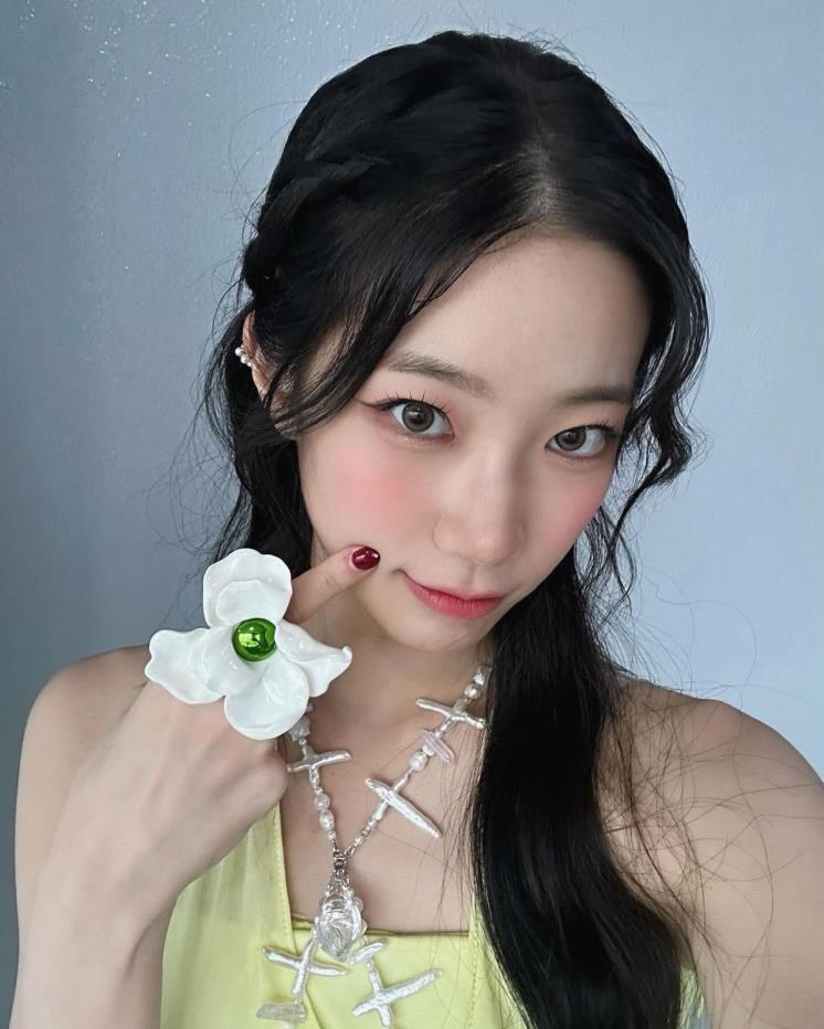 Khi biểu diễn, Kazuha thường chinh phục khán giả bằng phong cách Shbet999 com đăng nhập cá tính và mạnh mẽ. Tuy nhiên, ngoài ánh đèn sân khấu, “mỹ nữ Gen 4” khéo làm nổi bật phong cách cá nhân với chiếc nhẫn đính bông hoa lớn, thêm một chút ngọt ngào và nữ tính vào vẻ ngoài của mình.    
