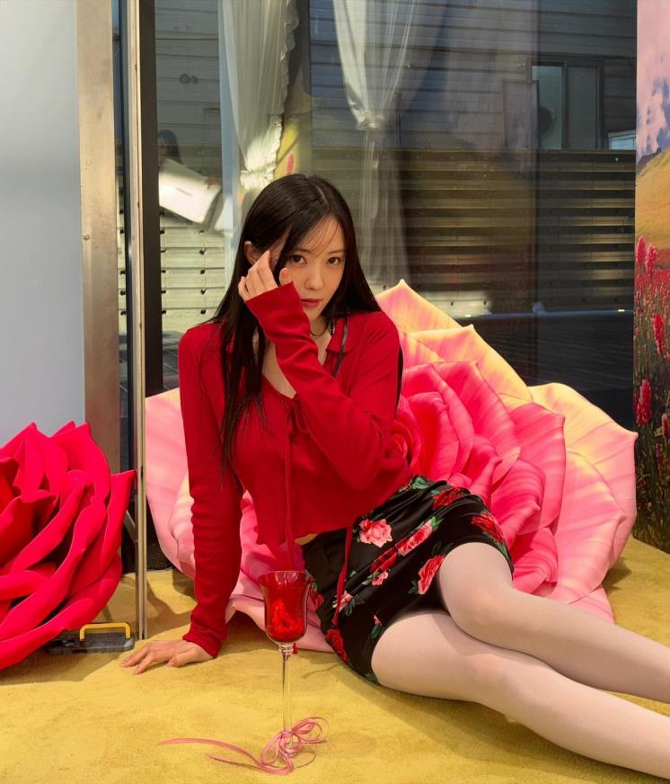 Hyomin chọn lựa chiếc váy ngắn in họa tiết hoa, tạo nên một vẻ ngoài rực rỡ và tràn đầy sức sống mùa Xuân. Dù sinh năm 1989, Hyomin vẫn toát lên vẻ ngoài trẻ trung, không hề kém cạnh những đàn em, khiến không ai có thể rời mắt trước cách cô phối hợp Shbet999 com đăng nhập với những họa tiết hoa đầy ngọt ngào.     