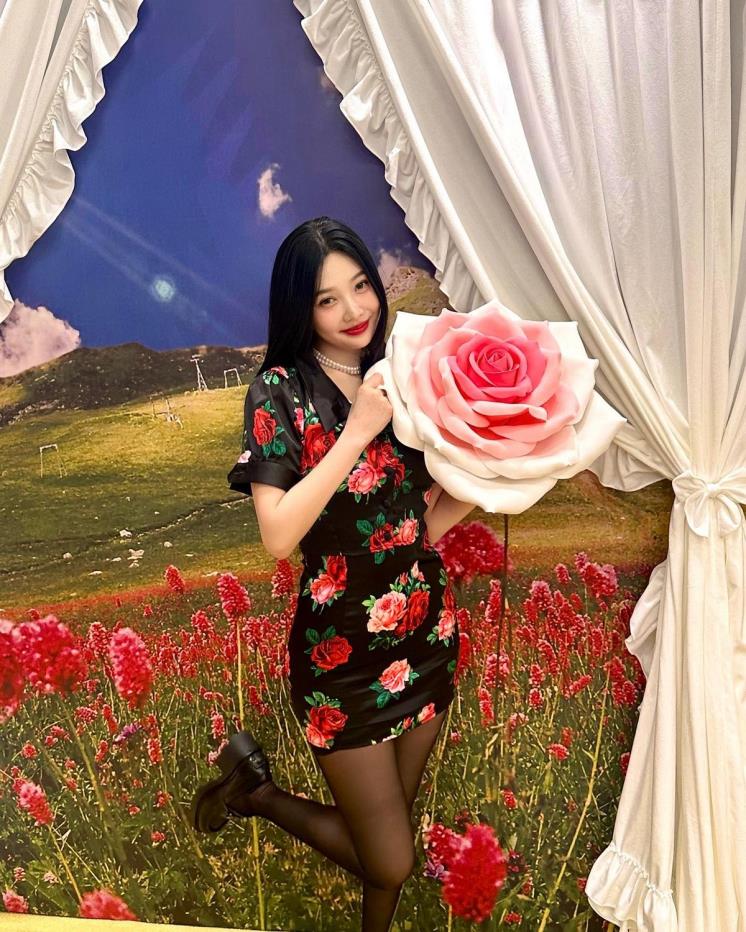  Joy đến từ nhóm nhạc Red Velvet lựa chọn món đồn toát lên vẻ đẹp ngọt ngào, trẻ trung và vô cùng sang trọng, trở thành nguồn cảm hứng thời trang cho nhiều người. Đặc biệt, trong một thiết kế váy hoa tối màu, Joy không hề “sến” mà còn khéo khoe vóc dáng quyến rũ của mình. Joy còn tinh tế tăng thêm hiệu ứng “hack” dáng bằng quần tất đen.     