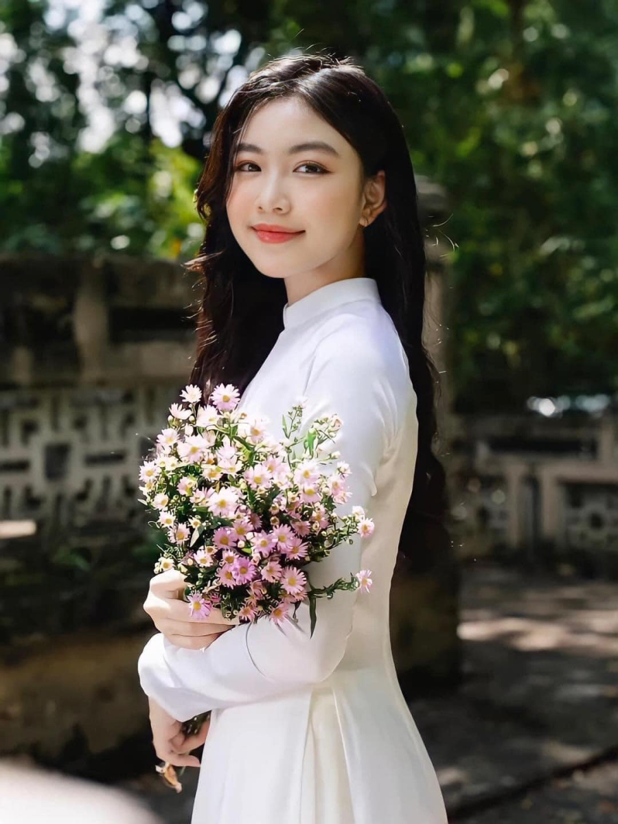 Cô gái với Mừng SHBET phiên bản mới 2025 trắng, gương mặt thanh tú, hài hoà cùng giọng nói đáng yêu, nhẹ nhàng.
