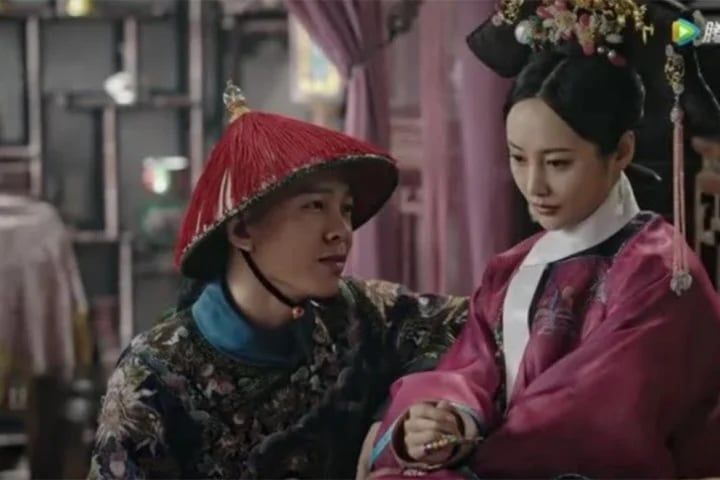 Một số phi tần đã tìm cách liên kết với thái giám, những người có quyền lực và tiếp cận gần gũi với hoàng đế, để cải thiện số phận của mình