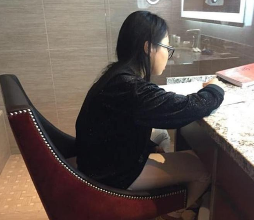 Bức ảnh Phương Mỹ Chi ngồi học trong WC nhận được nhiều sự chú ý từ phía cư dân mạng  