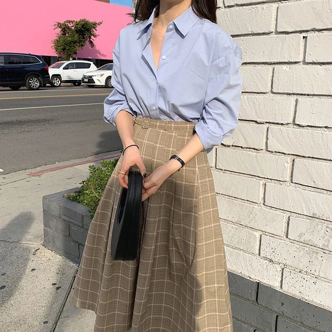 Đừng quên hoàn thiện outfit với một đôi giày cao gót và phụ kiện nhỏ nhẹ nhàng để tạo điểm nhấn.