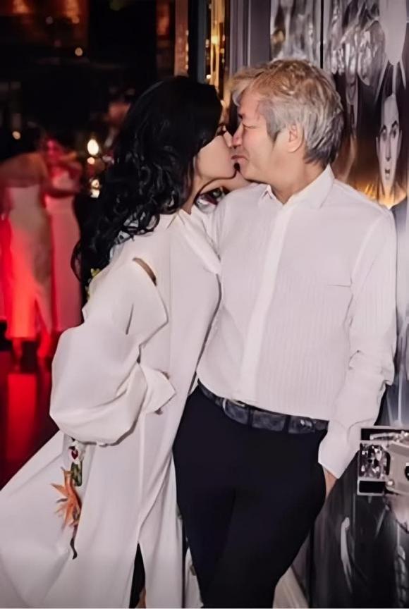 Mới đây, Thanh Lam đã hình ảnh ngọt ngào bên nửa kia của mình. Cặp đôi cùng mặc đồ 