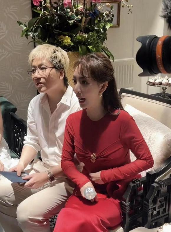 Thu Trang mới đây bất ngờ thông báo đang mang bầu lần 2. Nhiều người cho rằng đó chỉ là trò đùa ngày Cá tháng Tư. Tuy nhiên, mới đây, khi xuất hiện trong một sự kiện, Thu Trang gây chú ý khi diện một chiếc váy ôm sát, vóc dáng đã có sự thay đổi. Đặc biệt, khi chụp hình ở góc nghiêng, cô cũng để lộ vòng 2 có phần to hơn trước. Qua đó, nhiều người cho rằng Thu Trang thực sự đang mang thai con thứ hai. Không chỉ vậy, Thu Trang còn liên tục có hành động sử dụng tay che hoặc đặt lên vòng 2 lại càng khiến dân tình tò mò.