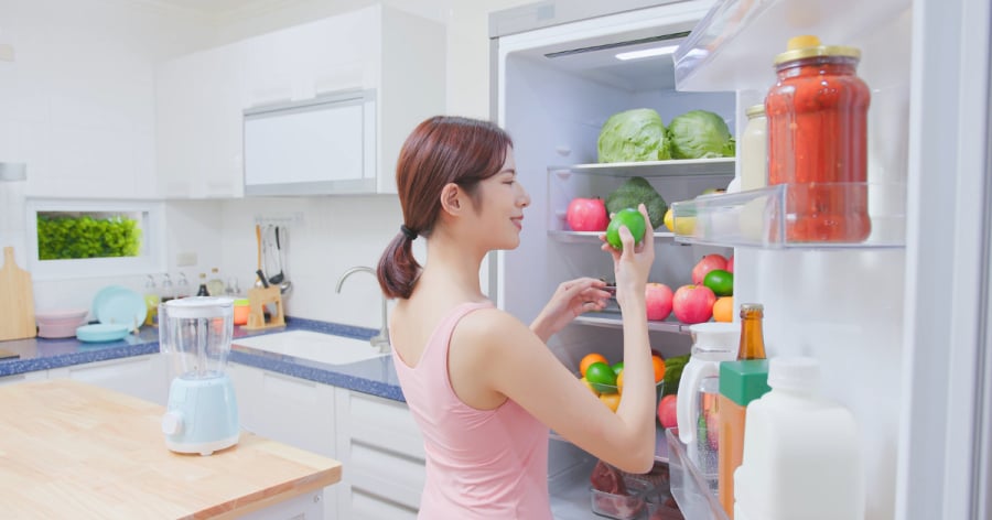 Việc mở cửa tủ lạnh quá thường xuyên làm cho lượng không khí lạnh thoát ra ngoài và cần phải tiêu tốn năng lượng để làm mát lại.
