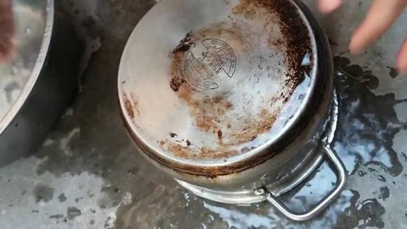 Các vật dụng bằng inox như vòi sen, nồi, chảo... thường dễ bám bẩn.