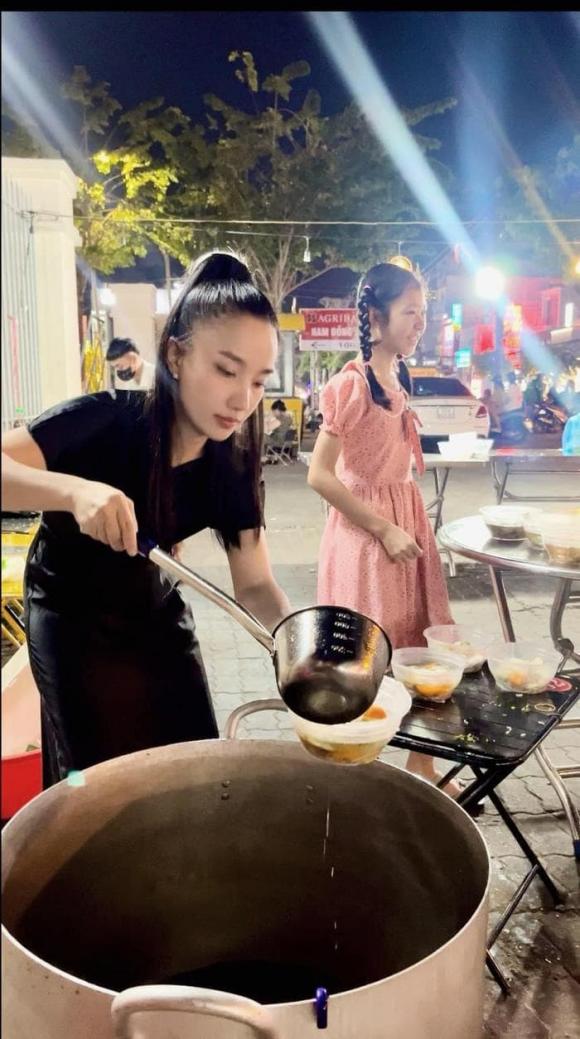 Cộng đồng mạng kém duyên đã để bình luận khiếm nhã chỉ trích cô đang phát đồ ăn từ thiện.