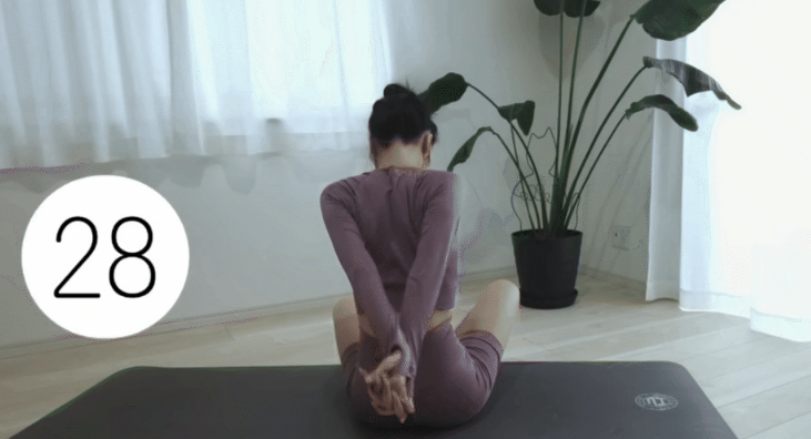 Đưa hai tay về phía sau, nắm hai bàn tay để ép vai lại. Sau đó bắt đầu chuyển động tay lên xuống nhịp nhàng theo nhịp thở. Mỗi động tác tập khoảng 30 giây.    