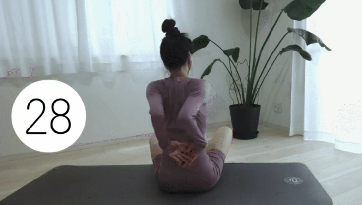 Hai tay chắp vuông góc phía sau lưng, và chuyển động mô phỏng tư thế đập cánh. Nếu bạn muốn có tấm lưng thon gọn, lộ đôi xương cảnh bướm thì đây là động tác lý tưởng.    