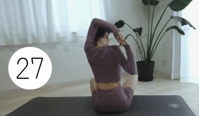 Hai tay dơ thẳng lên trần và nắm hai bàn tay lại với nhau, bắt đầu kéo hai tay sang trái - phải để giãn cơ phần vai, và hai bên nách.    