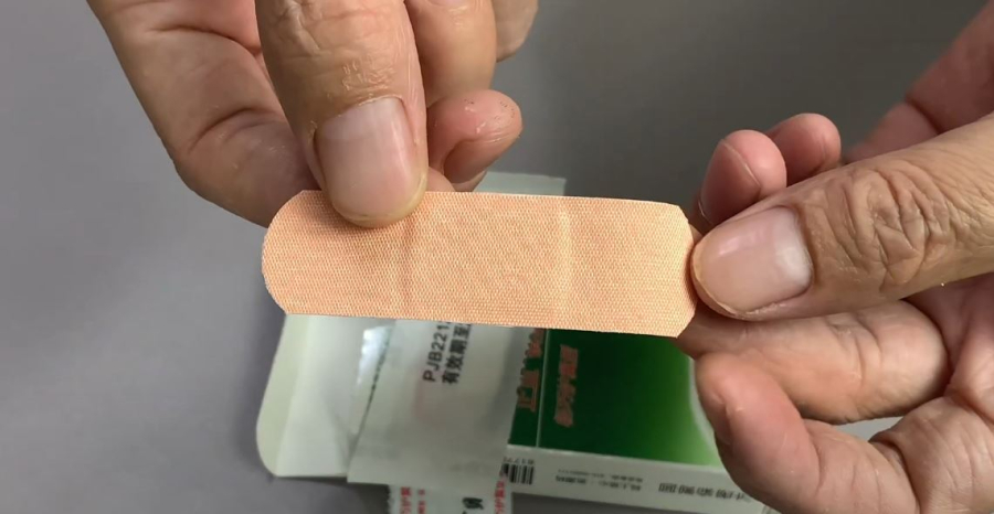 Ngoài việc bảo vệ các vết thương hở, băng keo cá nhân còn có nhiều công dụng khác.