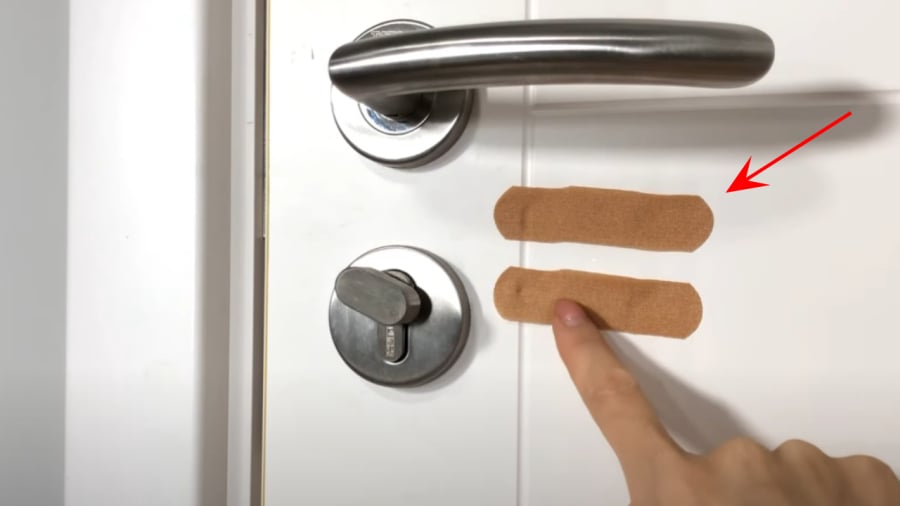 Dán miếng urgo có nhỏ vài giọt dầu gió có thể giúp khử mùi hôi, đuổi côn trùng.