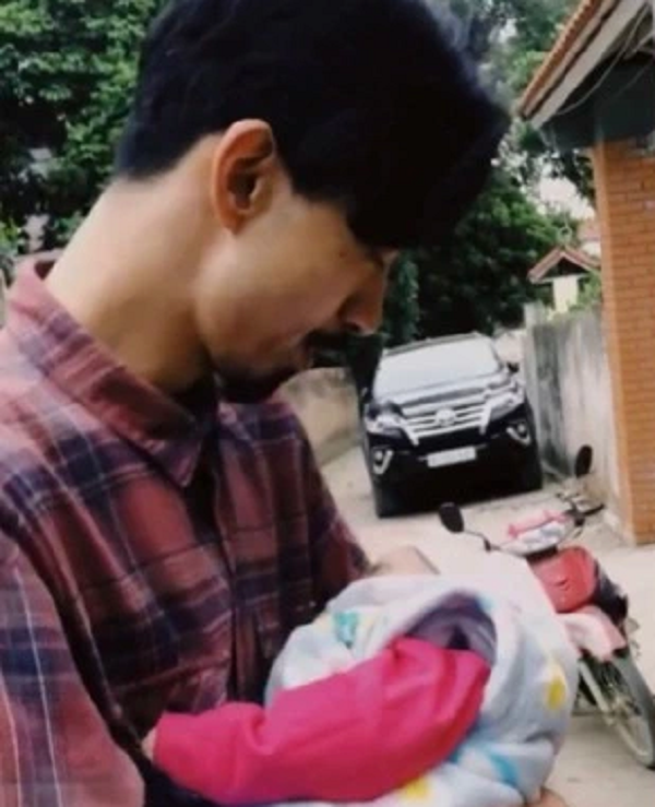 Đen Vâu và Hoàng Thuỳ Linh vừa qua vướng tin đồn đang hẹn hò. Mới đây, một bức hình có sự xuất hiện của Đen Vâu đã thu hút sự chú ý. Cụ thể, trong hình ảnh này, nam ca sĩ sinh năm 1989 đang chăm chú bồng bế một em bé khiến nhiều người đặt nghi vấn đây là con chung của Đen Vâu và Hoàng Thuỳ Linh. Tuy nhiên netizen khác nhận ra ngay đây chỉ là bức hình cũ của nam ca sĩ 8x mà thôi.     