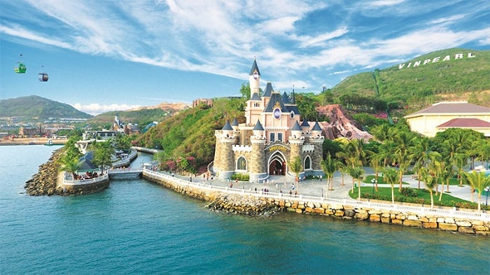 Vinpearl Land nổi tiếng là điểm đến giải trí đẳng cấp, nơi hội tụ những trải nghiệm vui chơi và ẩm thực đỉnh cao