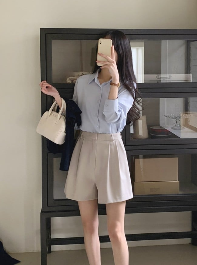 Đừng chỉ diện màu đen, hãy thử các gam màu nền nã để mang vẻ tươi sáng trẻ trung nhé. 