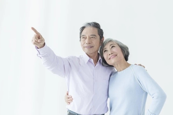 Không mỉa mai, không tự phụ và không kiêu ngạo. Khi có người khó khăn, hãy ra tay giúp đỡ. (ảnh minh họa)
