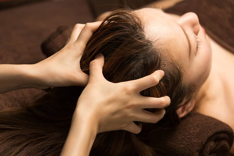 Dùng lòng bàn tay xoa bóp huyệt Bách hội