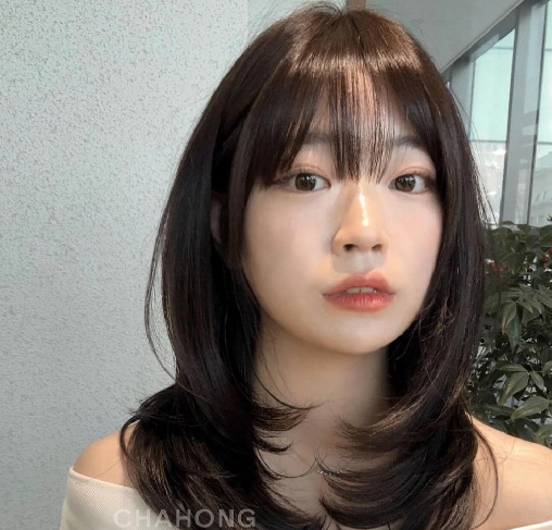 Các nàng hãy chuẩn bị sẵn lược tròn/lô cuốn, keo xịt và máy sấy để giữ nếp tóc.  