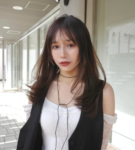 hần mái bay hoặc mái thưa giúp giấu nhược điểm, tạo độ thon gọn cho gương mặt.