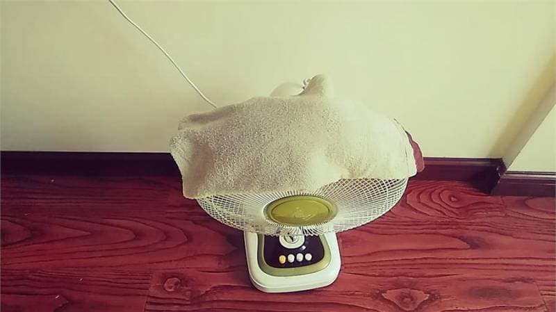 Đắp khăn lạnh lên quạt giúp tăng cường hiệu quả làm mát