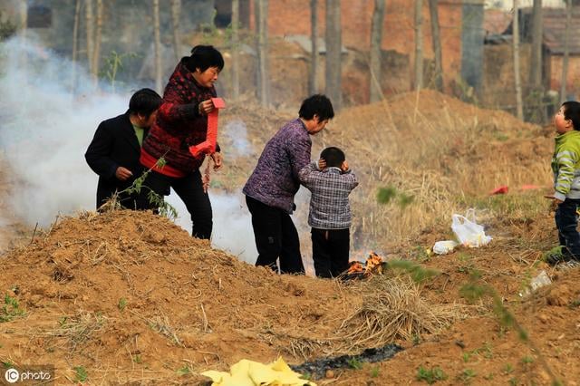 Bao quanh bởi khói xanh    