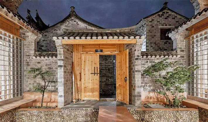 Cửa không thể mở hướng ra đường chính    
