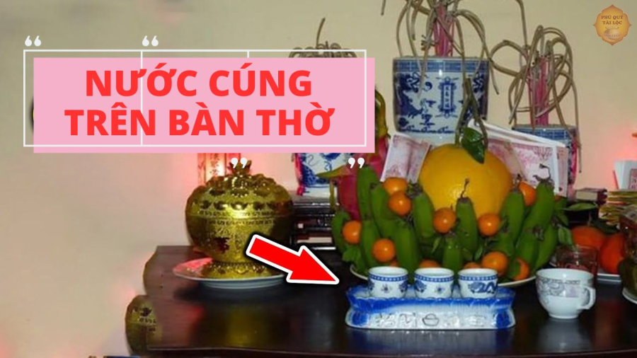 Nước cúng trên bàn thờ