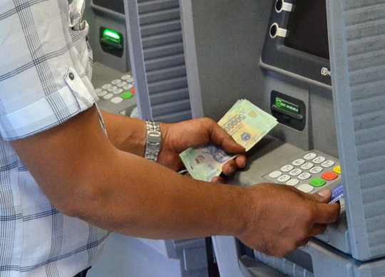 Rút hết tiền xong có khoá thẻ không?