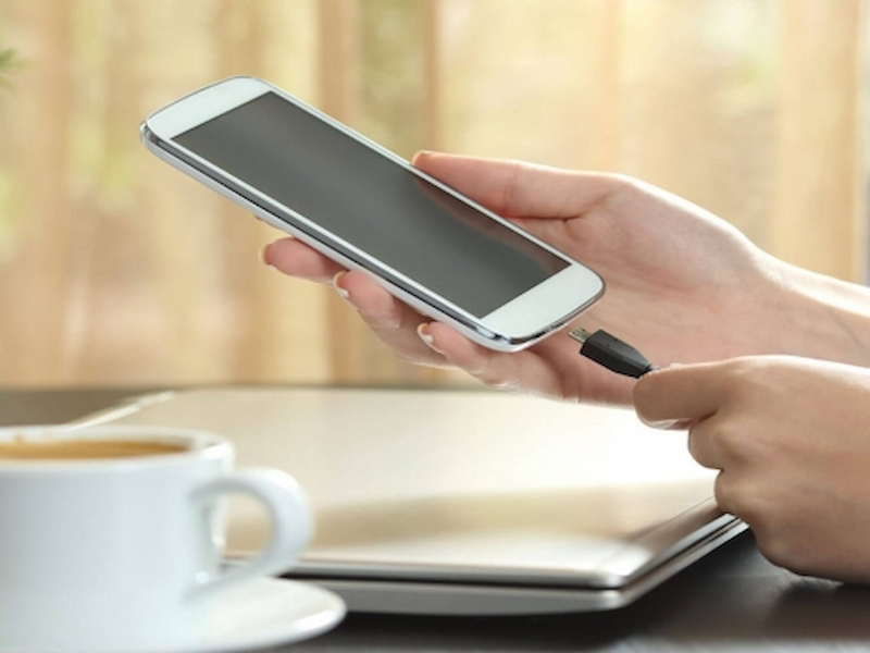 Có nên sạc pin bằng máy tính?