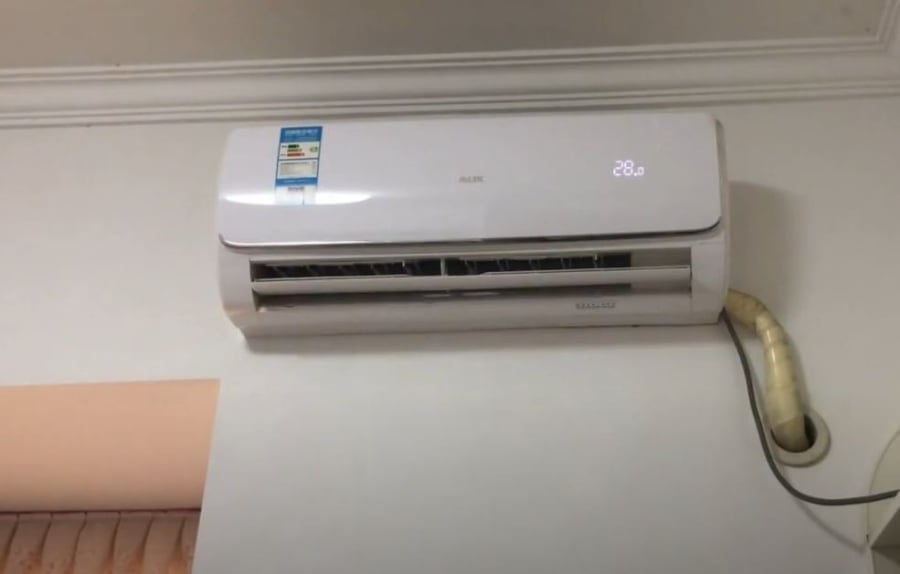 Khi bật điều hòa, bạn có thể treo một chiếc khăn ướt trong phòng để bù độ ẩm trong không khí.