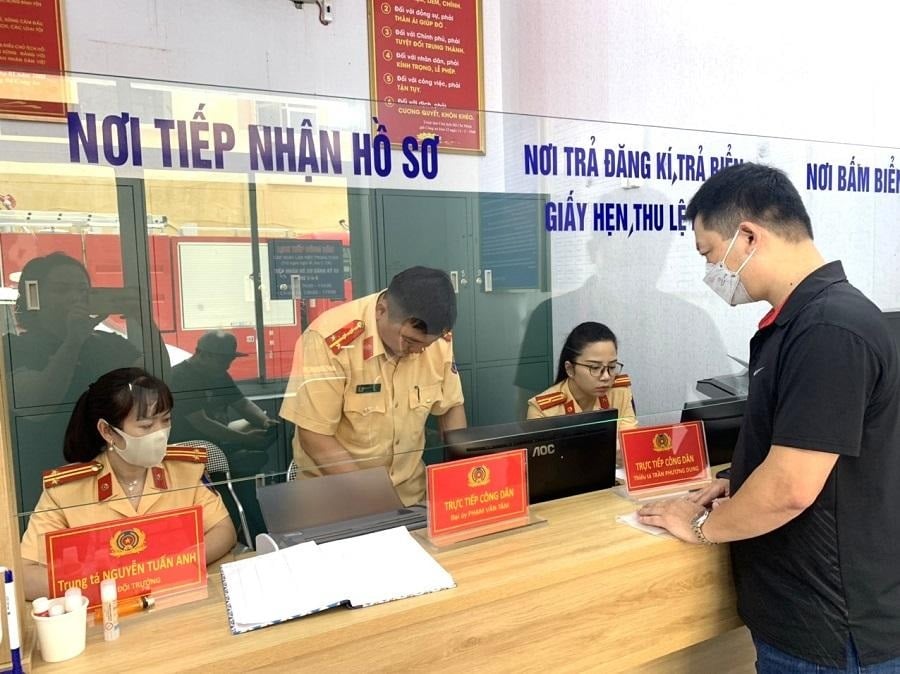 Giấy đăng ký xe được cấp bởi cơ quan có thẩm quyền.